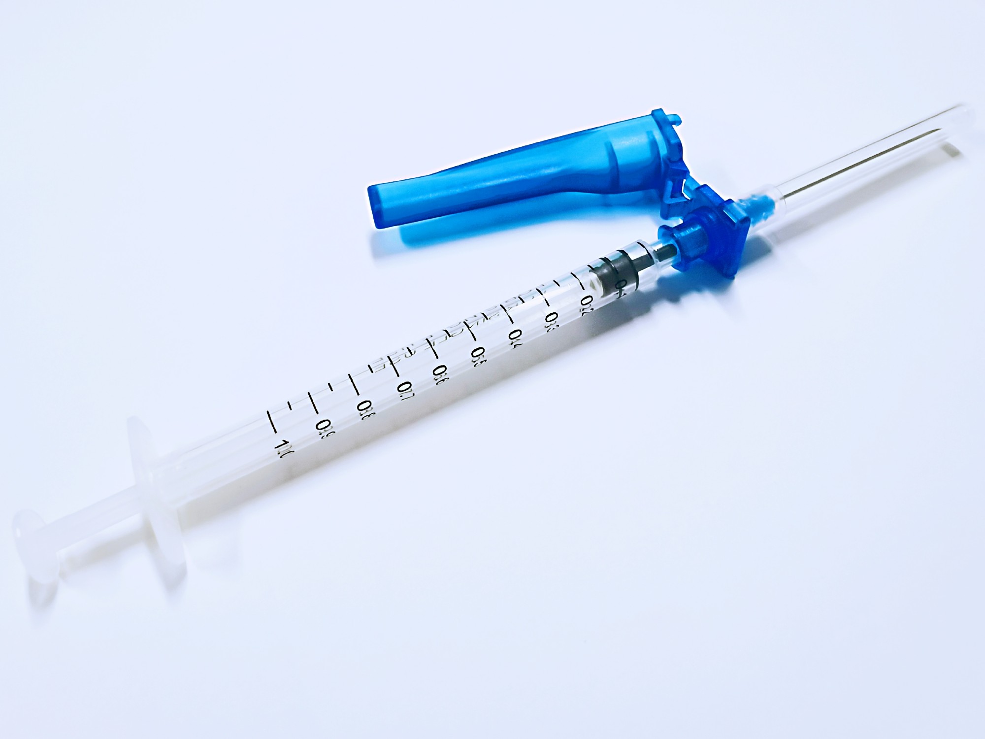Disposable syringe with safety needle